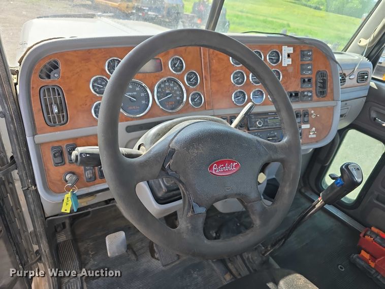 image for item DT6979 2008 Peterbilt 388 semi truck