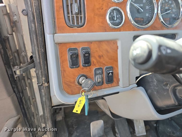 image for item DT6979 2008 Peterbilt 388 semi truck