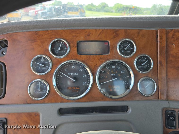 image for item DT6979 2008 Peterbilt 388 semi truck