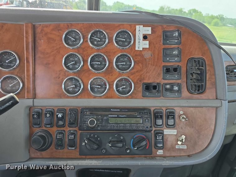 image for item DT6979 2008 Peterbilt 388 semi truck