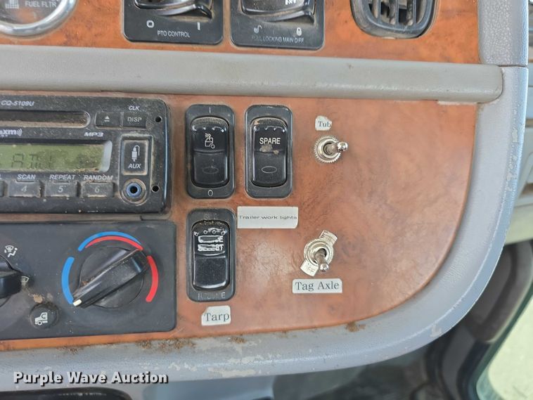 image for item DT6979 2008 Peterbilt 388 semi truck