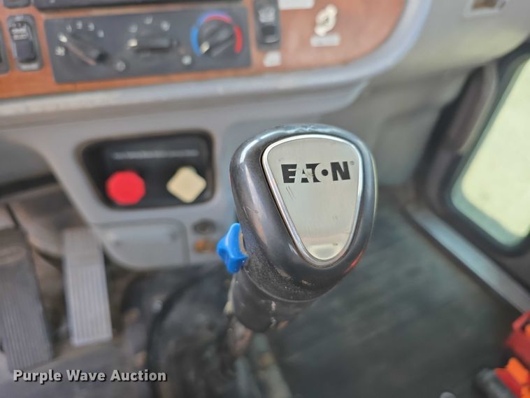 image for item DT6979 2008 Peterbilt 388 semi truck