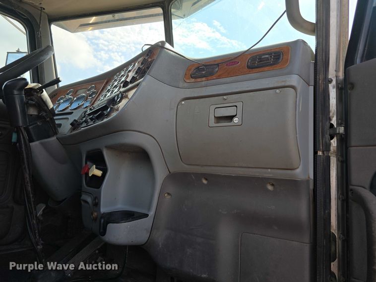 image for item DT6979 2008 Peterbilt 388 semi truck