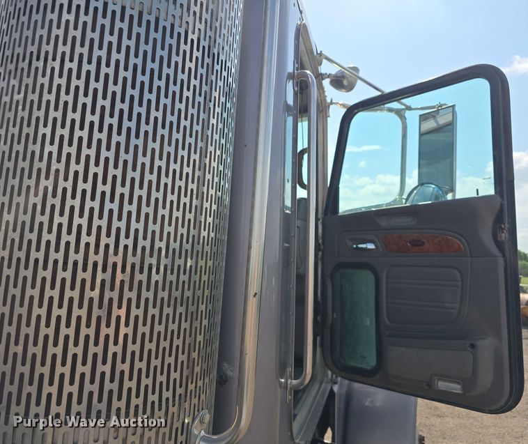 image for item DT6979 2008 Peterbilt 388 semi truck