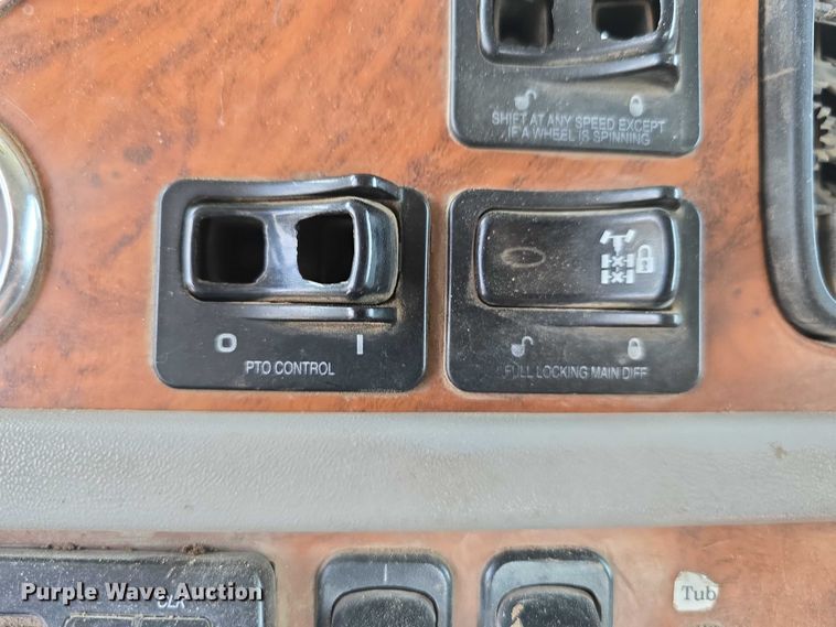 image for item DT6979 2008 Peterbilt 388 semi truck