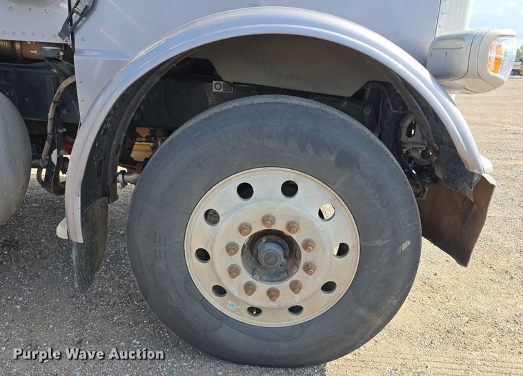 image for item DT6979 2008 Peterbilt 388 semi truck