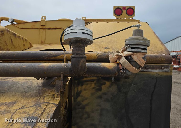 image for item DT6986 1985 Caterpillar 621B water wagon