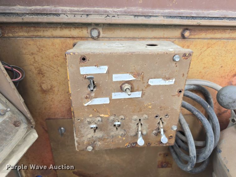 image for item DT6986 1985 Caterpillar 621B water wagon