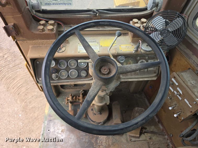 image for item DT6986 1985 Caterpillar 621B water wagon