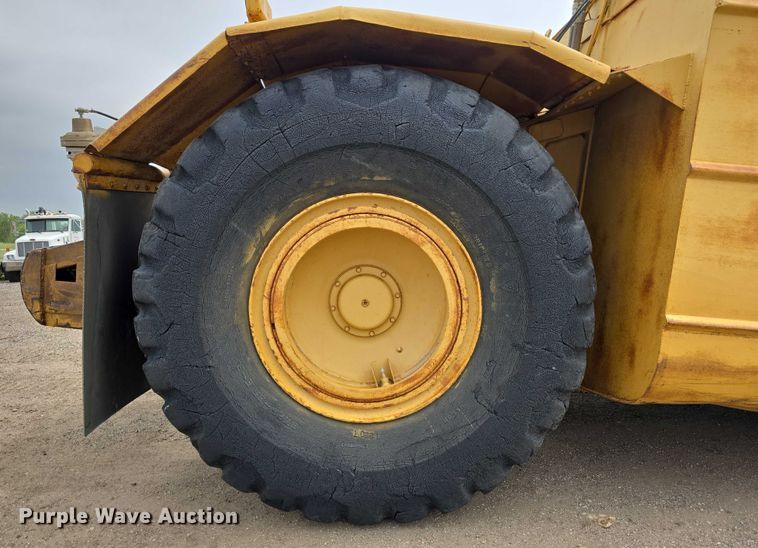 image for item DT6986 1985 Caterpillar 621B water wagon