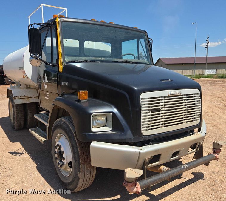 image for item DT7228 1999 Freightliner FL70 water truck