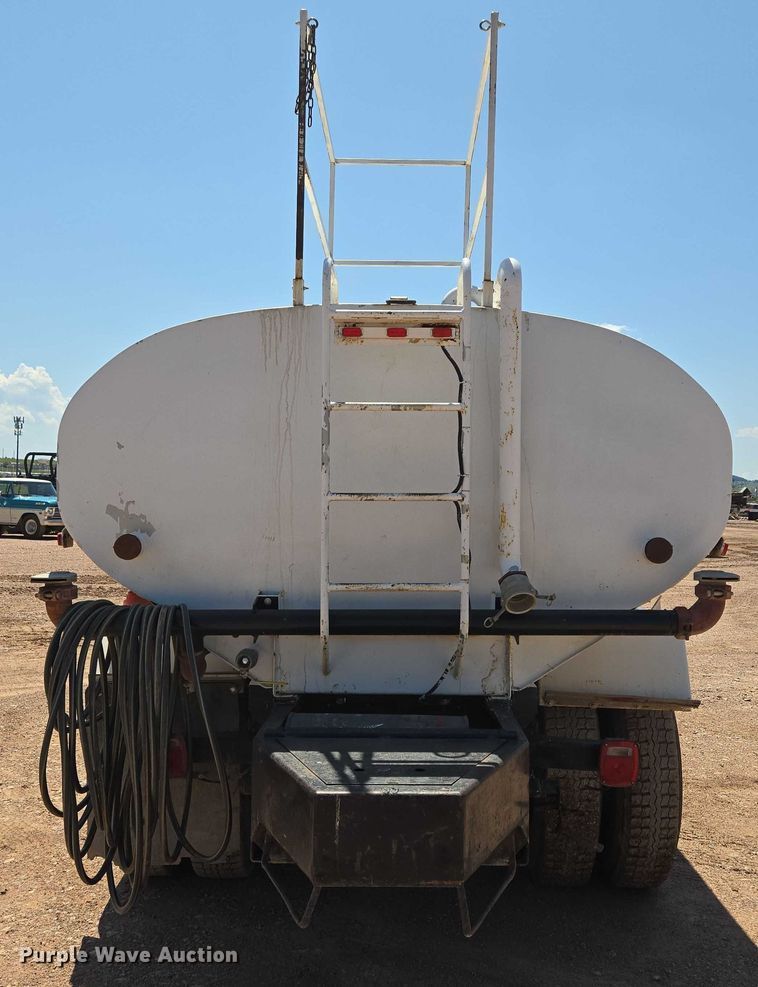 image for item DT7228 1999 Freightliner FL70 water truck