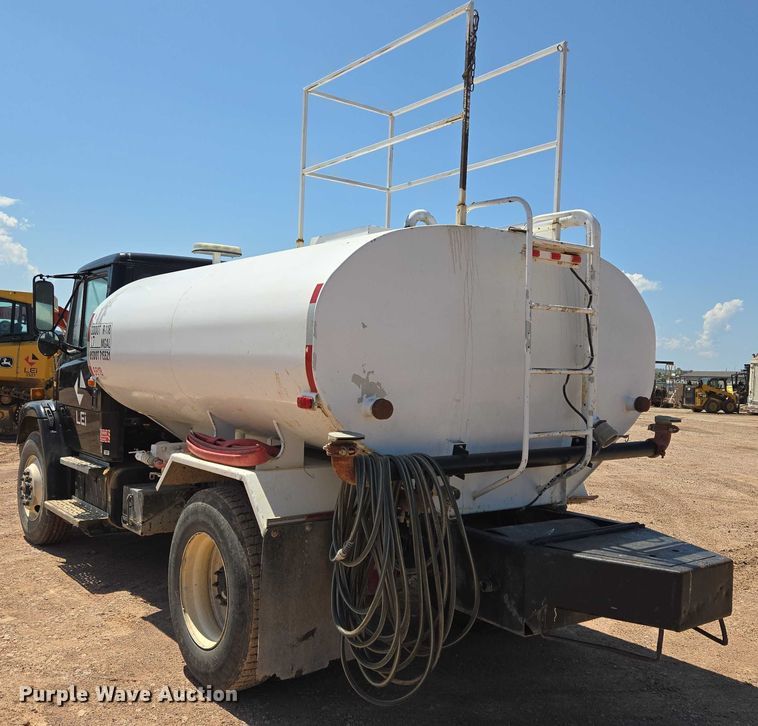 image for item DT7228 1999 Freightliner FL70 water truck