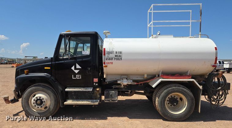 image for item DT7228 1999 Freightliner FL70 water truck