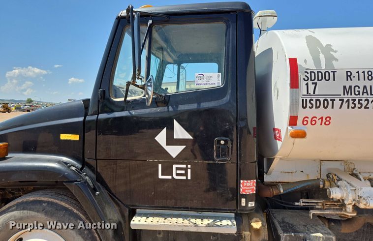 image for item DT7228 1999 Freightliner FL70 water truck