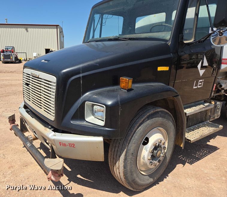 image for item DT7228 1999 Freightliner FL70 water truck