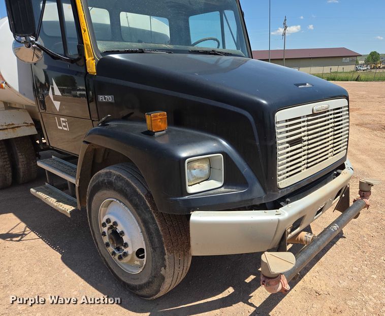 image for item DT7228 1999 Freightliner FL70 water truck