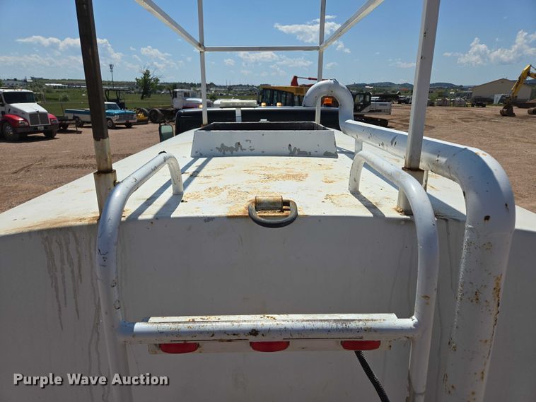 image for item DT7228 1999 Freightliner FL70 water truck