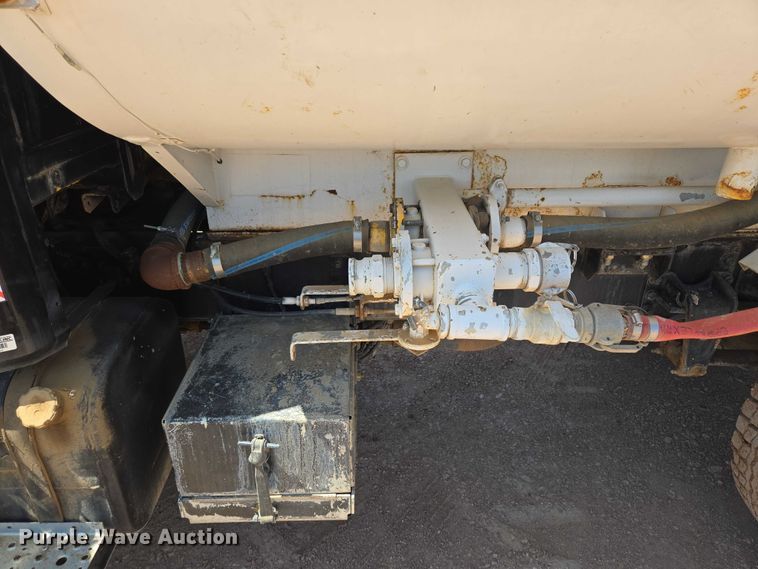 image for item DT7228 1999 Freightliner FL70 water truck