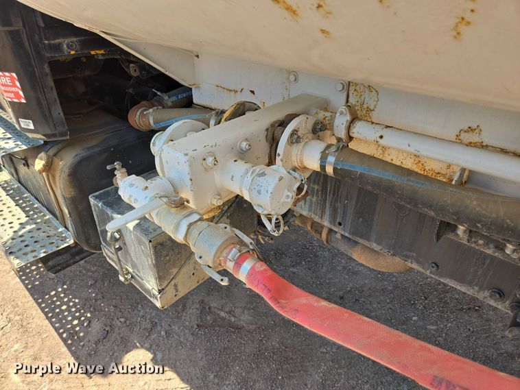 image for item DT7228 1999 Freightliner FL70 water truck