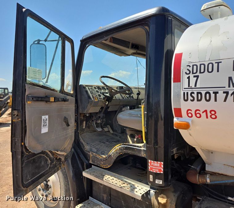 image for item DT7228 1999 Freightliner FL70 water truck