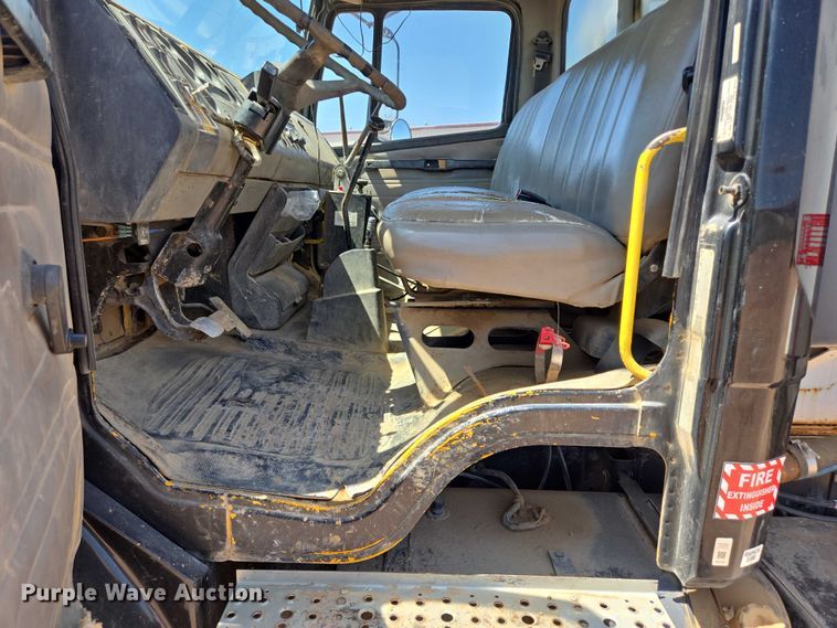 image for item DT7228 1999 Freightliner FL70 water truck
