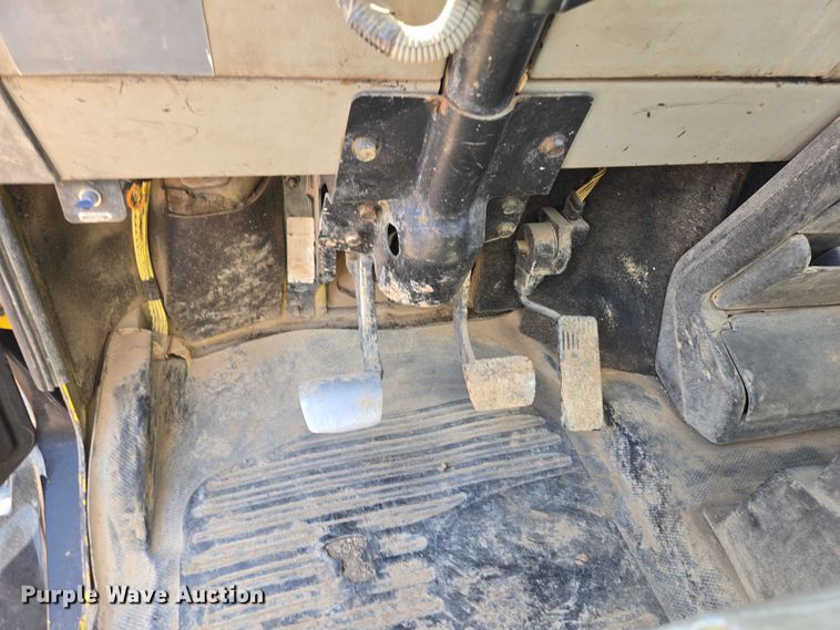 image for item DT7228 1999 Freightliner FL70 water truck