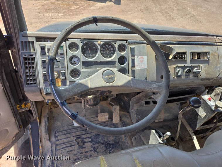 image for item DT7228 1999 Freightliner FL70 water truck