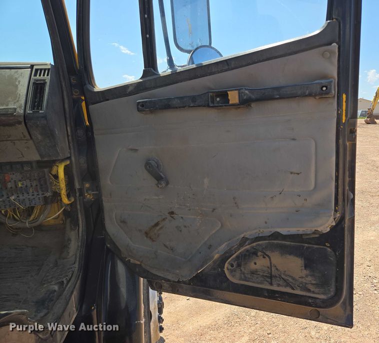 image for item DT7228 1999 Freightliner FL70 water truck