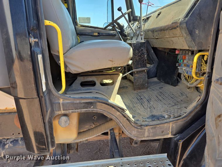 image for item DT7228 1999 Freightliner FL70 water truck