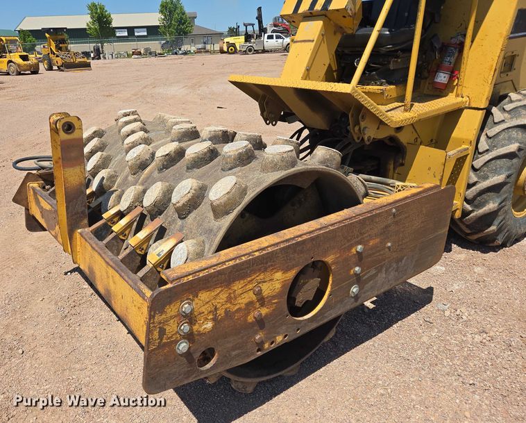 image for item DT7230 1997 Caterpillar CP-433C single drum vibratory roller