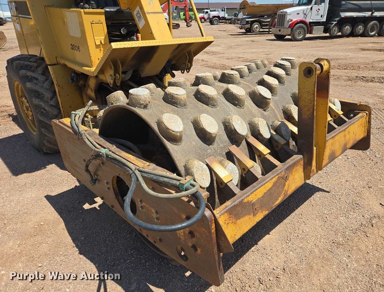image for item DT7230 1997 Caterpillar CP-433C single drum vibratory roller