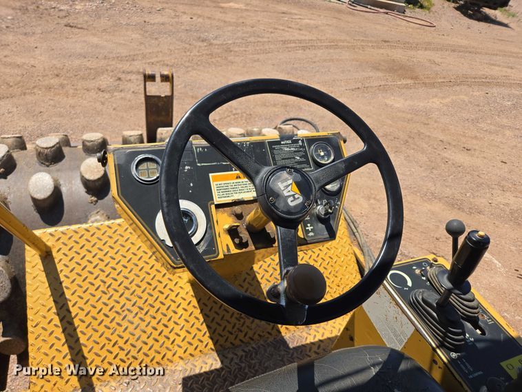 image for item DT7230 1997 Caterpillar CP-433C single drum vibratory roller