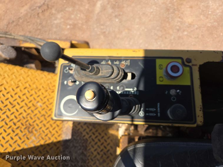 image for item DT7230 1997 Caterpillar CP-433C single drum vibratory roller