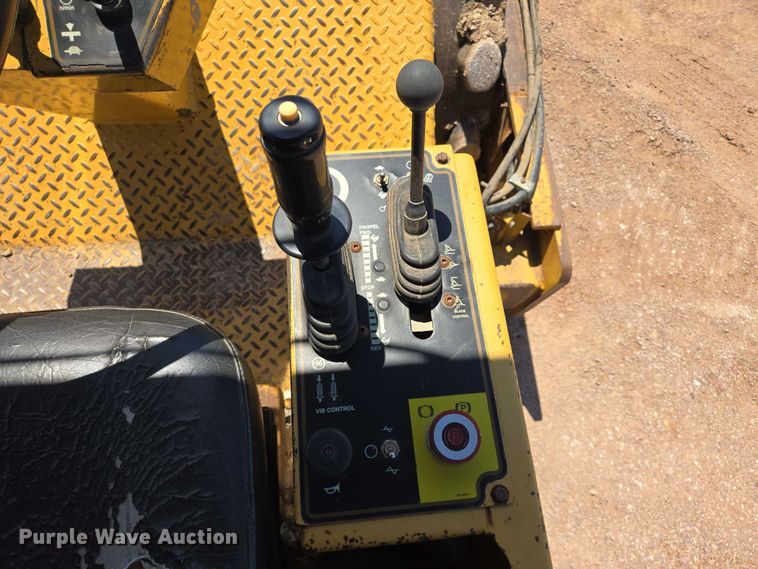 image for item DT7230 1997 Caterpillar CP-433C single drum vibratory roller