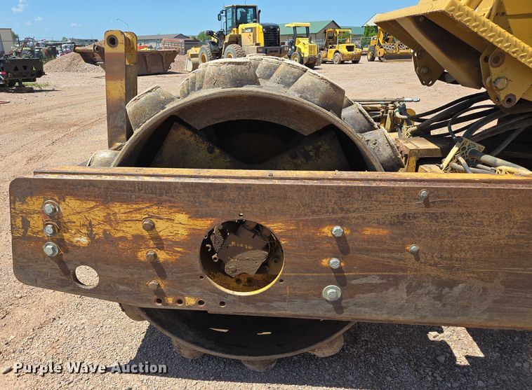 image for item DT7230 1997 Caterpillar CP-433C single drum vibratory roller