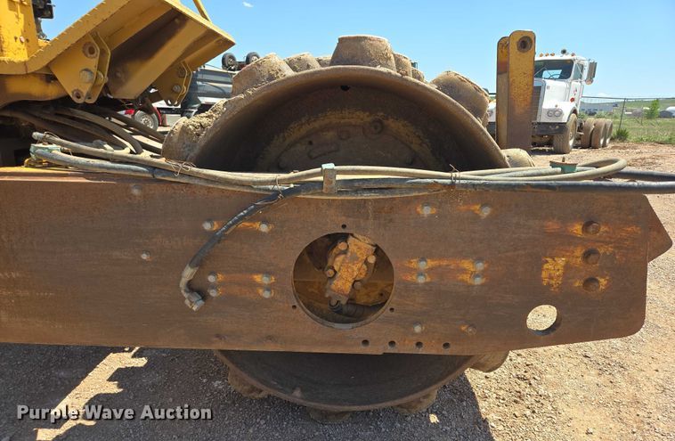 image for item DT7230 1997 Caterpillar CP-433C single drum vibratory roller