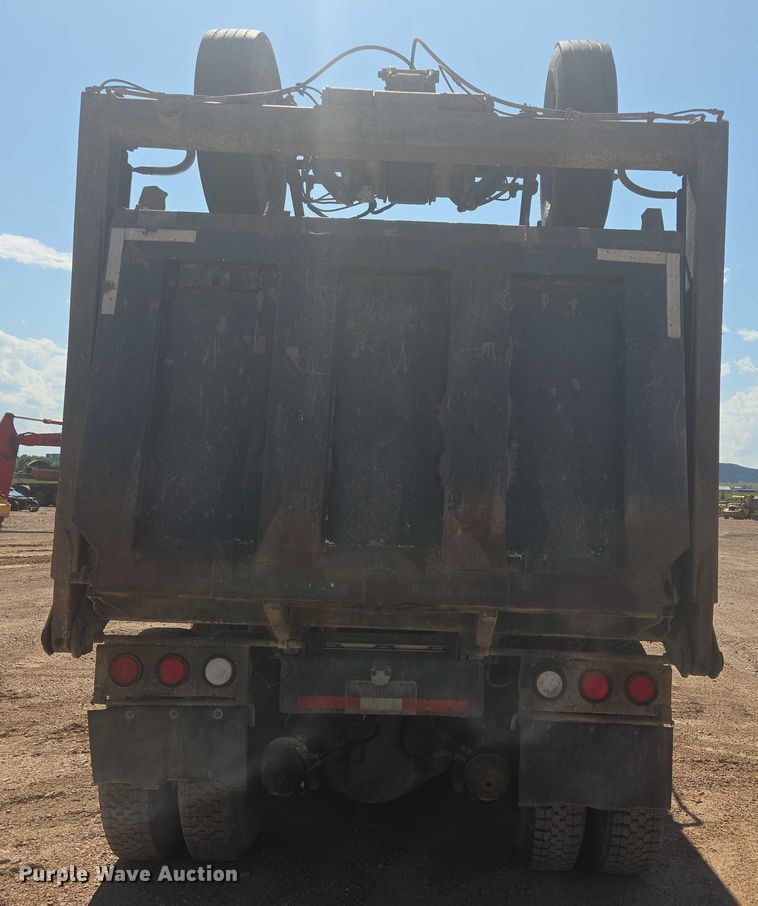 image for item DT7239 2007 Peterbilt 357 dump truck