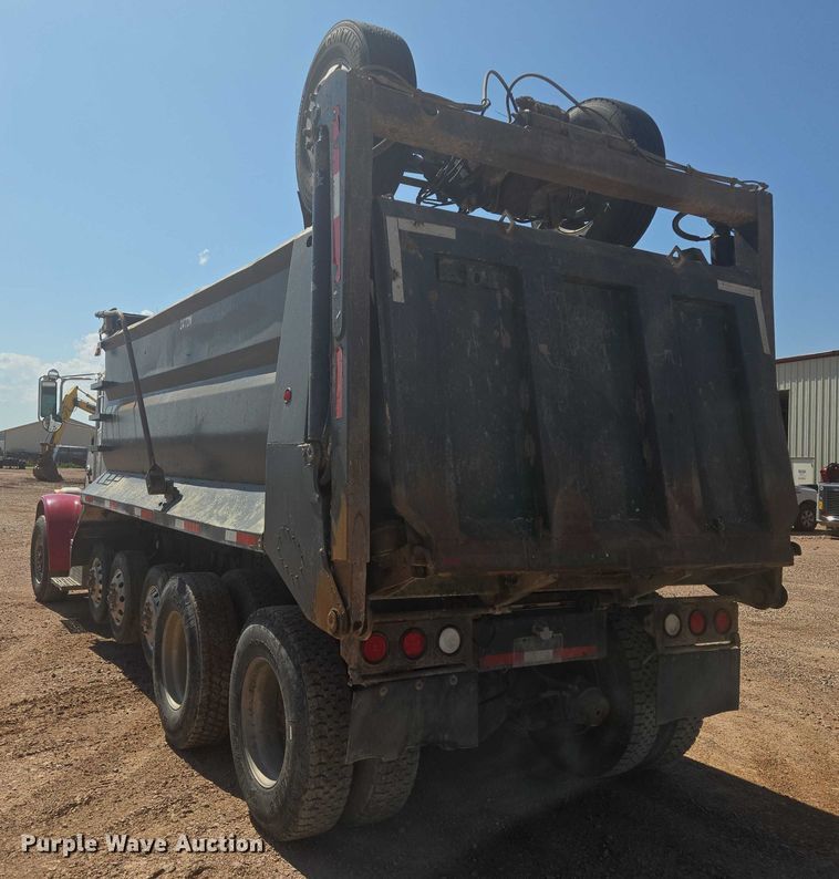 image for item DT7239 2007 Peterbilt 357 dump truck