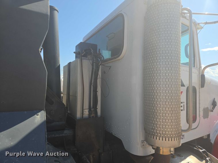 image for item DT7239 2007 Peterbilt 357 dump truck