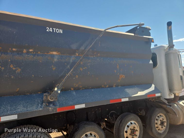 image for item DT7239 2007 Peterbilt 357 dump truck
