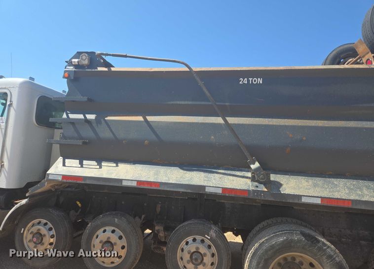 image for item DT7239 2007 Peterbilt 357 dump truck