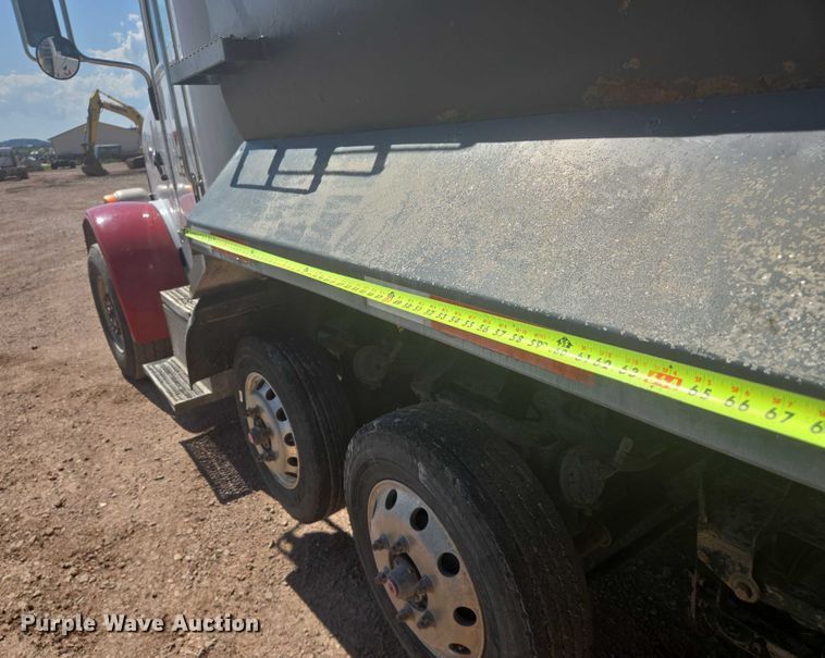 image for item DT7239 2007 Peterbilt 357 dump truck