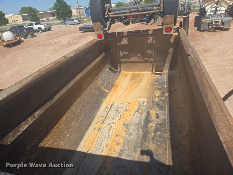 image for item DT7239 2007 Peterbilt 357 dump truck