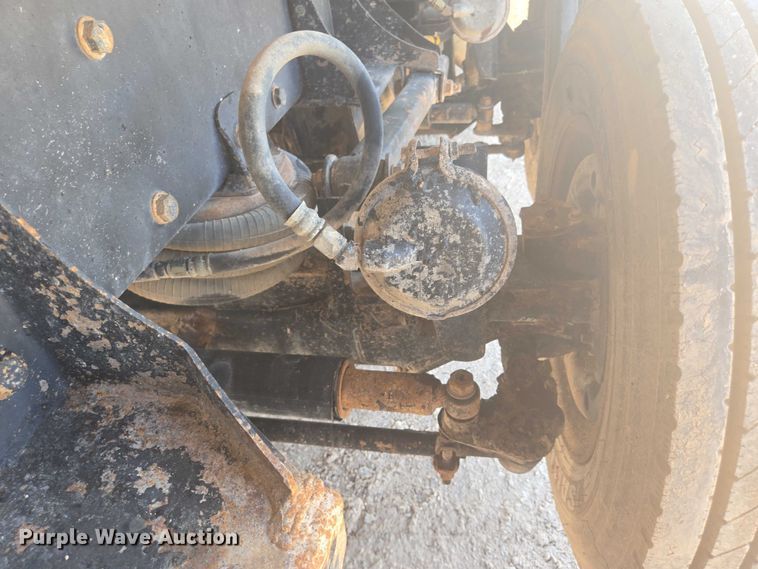 image for item DT7239 2007 Peterbilt 357 dump truck