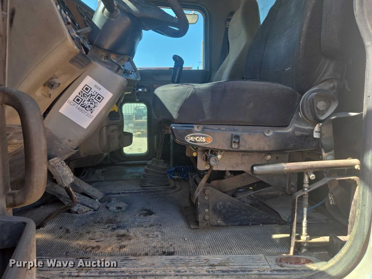 image for item DT7239 2007 Peterbilt 357 dump truck