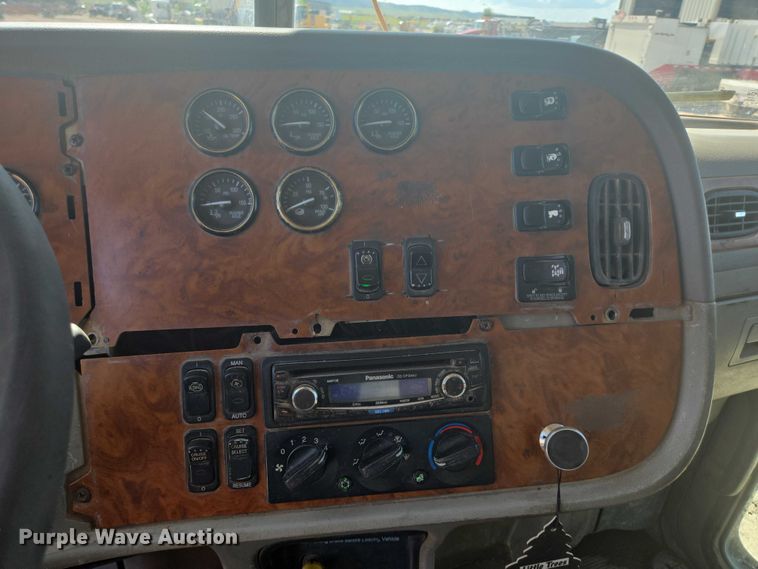 image for item DT7239 2007 Peterbilt 357 dump truck