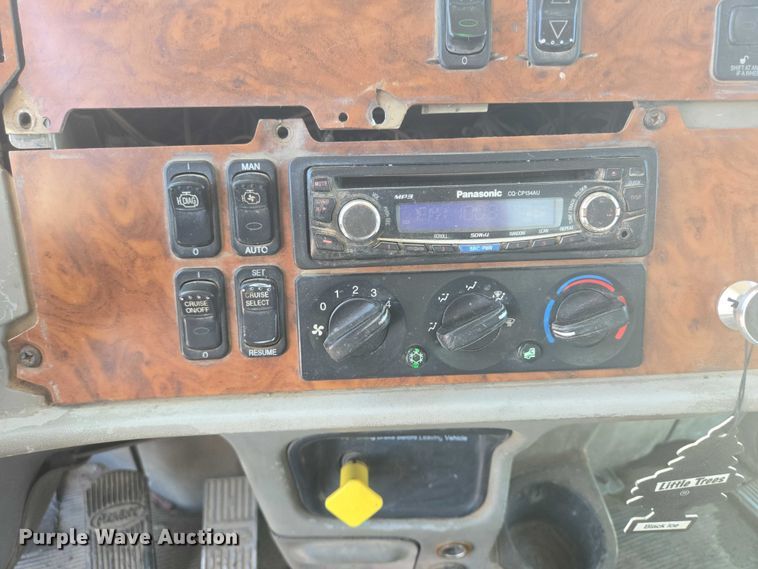 image for item DT7239 2007 Peterbilt 357 dump truck