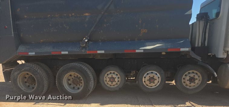 image for item DT7239 2007 Peterbilt 357 dump truck