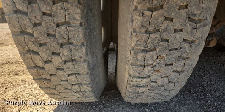 image for item DT7239 2007 Peterbilt 357 dump truck